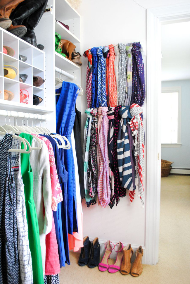 Một tủ quần áo nhỏ có thể có được nhiều dung lượng lưu trữ bằng cách lựa chọn ưu tiên và sử dụng từng chút không gian để không có gì bị lãng phí.