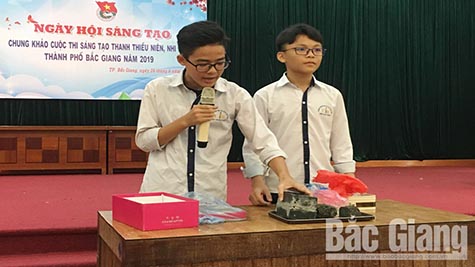 Đại diện nhóm tác giả thuyết minh sản phẩm tại Cuộc thi sáng tạo thanh thiếu niên, nhi đồng TP Bắc Giang năm 2019
