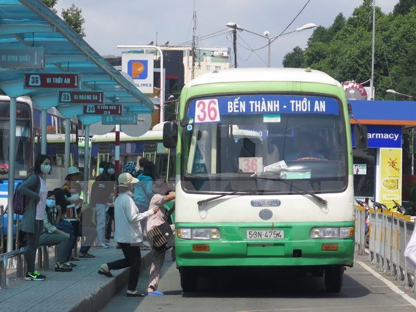 Hành khách đón xe buýt tại Bến Thành (quận 1). (Ảnh: Hoàng Hải/TTXVN)