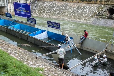 huyên gia Nhật xử lý nước thải sông Tô Lịch bằng công nghệ Nano. Ảnh NLD