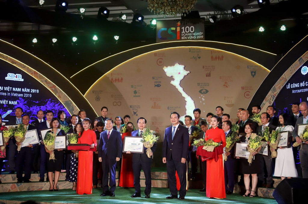Ông Lê Anh Dũng - GĐ Kinh doanh toàn quốc, kênh bán lẻ và phân phối Công ty AkzoNobel Việt Nam lên nhận giải