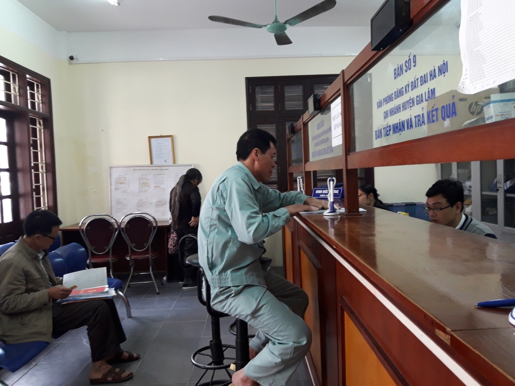 Người dân làm TTHC tại Văn phòng đăng ký đất đai huyện Gia Lâm