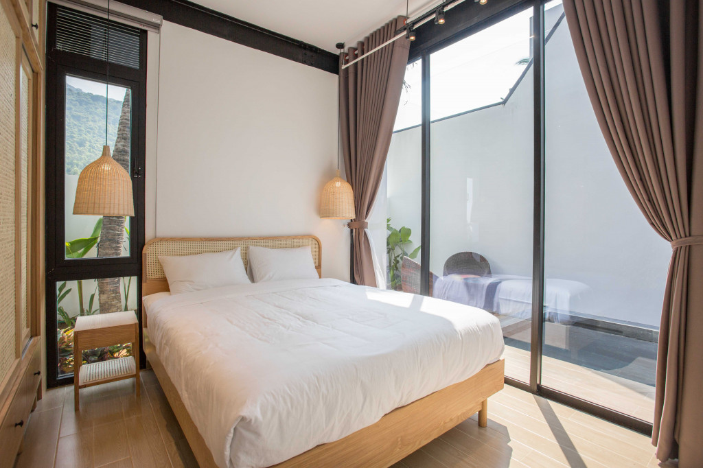Các phòng ngủ được kết hợp tông màu gỗ mộc và ga phủ tôn lên sự sang trọng của căn phòng