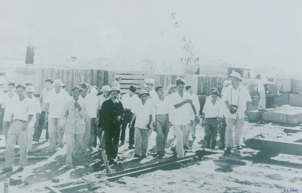 Chủ tịch Hồ Chí Minh thăm công trường xây dựng khu nhà ở Kim Liên, Đống Đa, Hà Nội (6/6/1960)