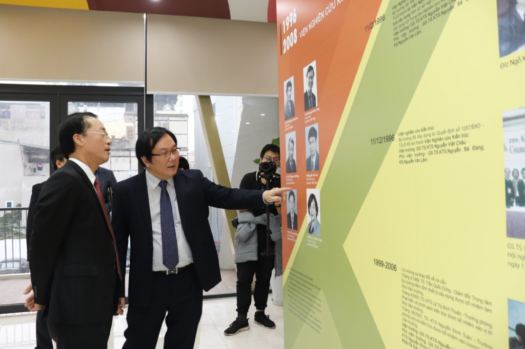 Bộ trưởng Phạm Hồng Hà tham quan khu trưng bày Lịch sử hình thành Viện Kiến trúc Quốc gia