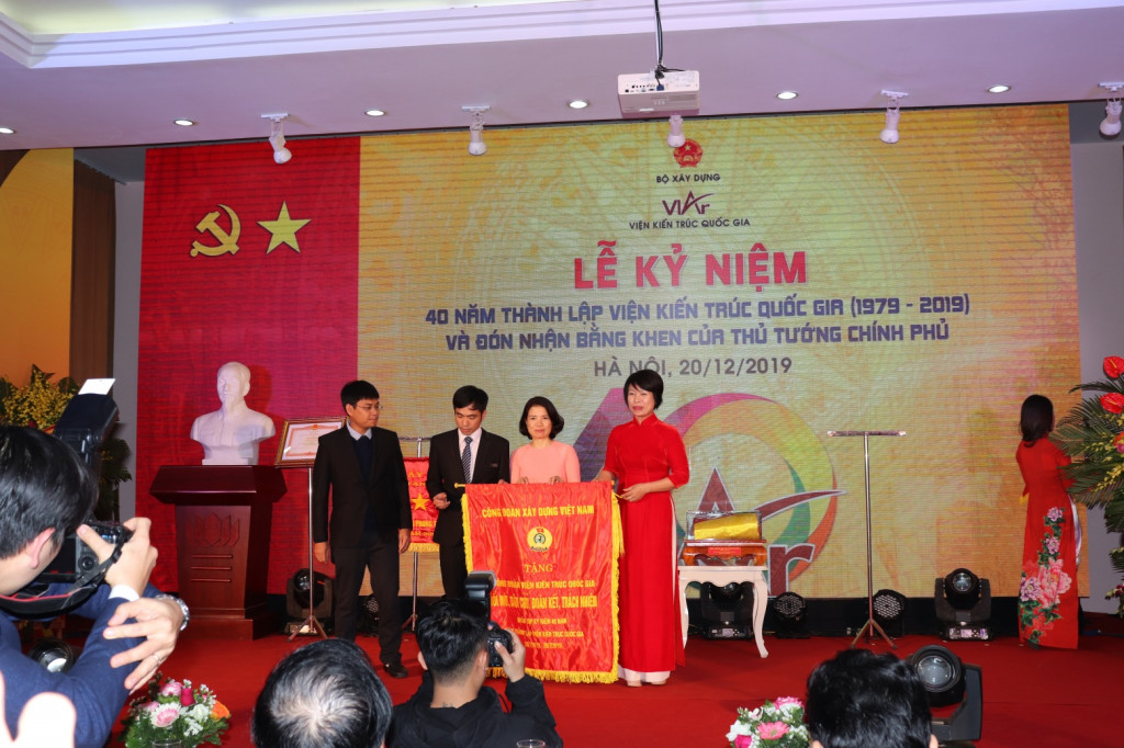 Công đoàn Xây dựng Việt Nam tặng cờ thi đua cho Viện Kiến trúc Quốc gia