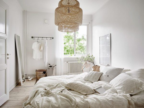Đèn làm bằng mây tự nhiên phù hợp với phòng ngủ Scandinavian