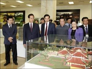 Thủ tướng Nguyễn Tấn Dũng thăm quan mô hình kiến trúc cổ do Viện thực hiện (2010) 