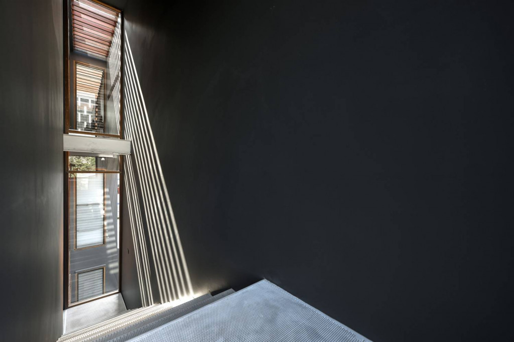 Trong một kiến trúc nhà dạng khối hộp, cửa kính là ý tưởng thiết kế đem lại nguồn sáng cho không gian 