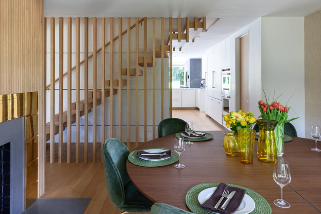 Vách ngăn cầu thang khiến cho không gian sống gia đình mở rộng và thông thoáng hơn việc sử dụng tường bao quanh quen thuộc