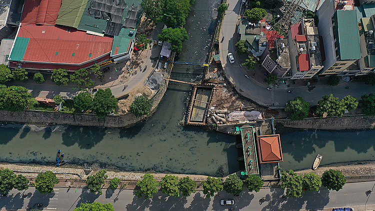 Sông Tô Lịch ô nhiễm chảy qua nhiều khu dân cư ở Hà Nội. Ảnh: Ngọc Thành