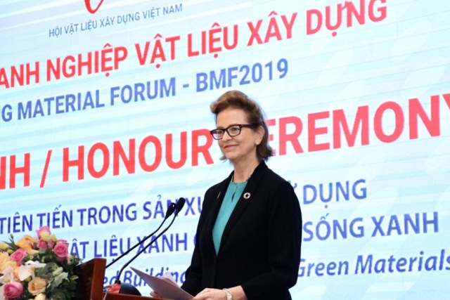 Bà Caitlin Wiesen - Trưởng đại diện thường trú UNDP phát biểu tại Diễn đàn