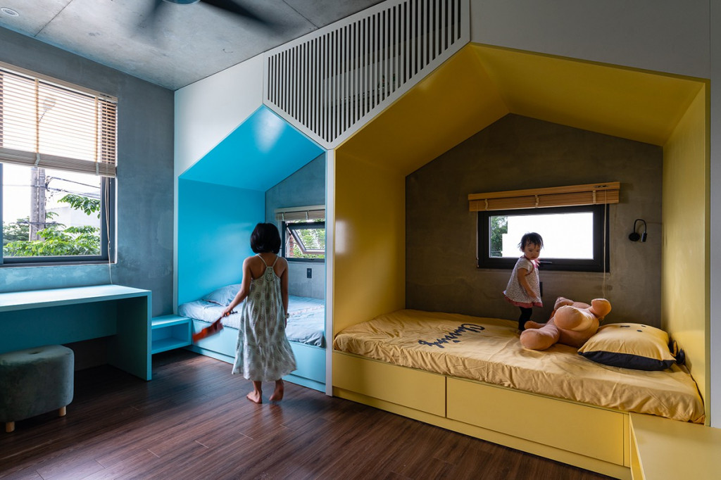Phòng ngủ dành cho bạn nhỏ trang trí nhiều màu sắc sặc sỡ