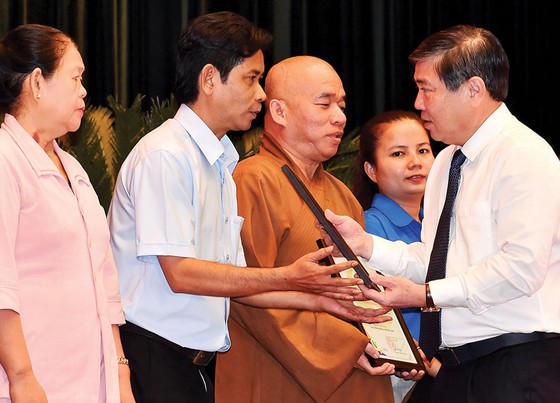 Chủ tịch UBND TPHCM Nguyễn Thành Phong tuyên dương các tập thể tiêu biểu tại hội nghị  Ảnh: VIỆT DŨNG