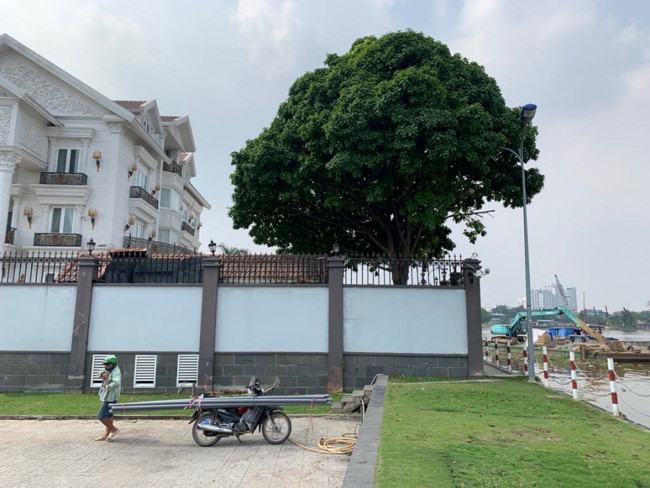 Một biệt thự đơn lập trên đường Nguyễn Văn Hưởng, Quận 2 lấn chiếm, xây dựng vi phạm hành lang bảo vệ sông Sài Gòn