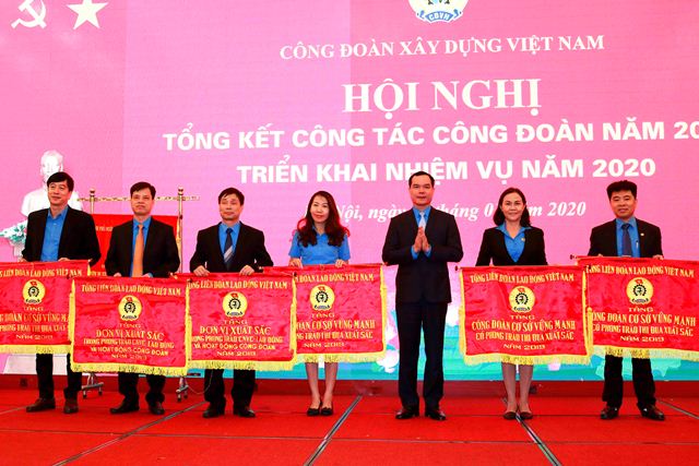 Nhiều đơn vị công đoàn thuộc CĐXD Việt Nam đón nhận Cờ Thi đua của Tổng Liên đoàn Lao động Việt Nam