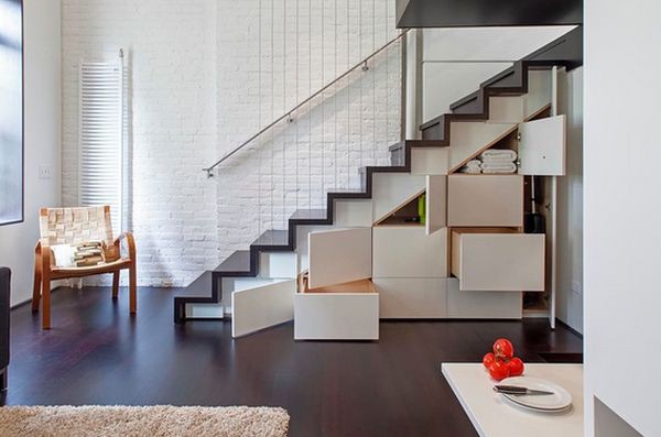 Đồ đạc của bạn sẽ được sắp xếp gọn gàng khi tận dụng  không gian thừa phía dưới cầu thang để chứa đựng