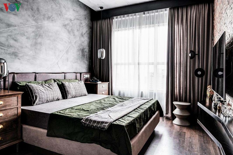 Không gian phòng ngủ chính với tường xi măng mài, sàn gỗ màu sẫm