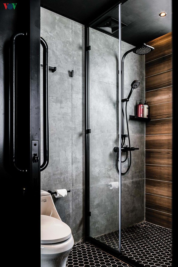 Phòng vệ sinh cũng cùng phong cách với chất liệu xi măng mài và kim loại sơn đen. Tất cả thể hiện một phong cách thống nhất, xuyên suốt trong cả căn hộ.