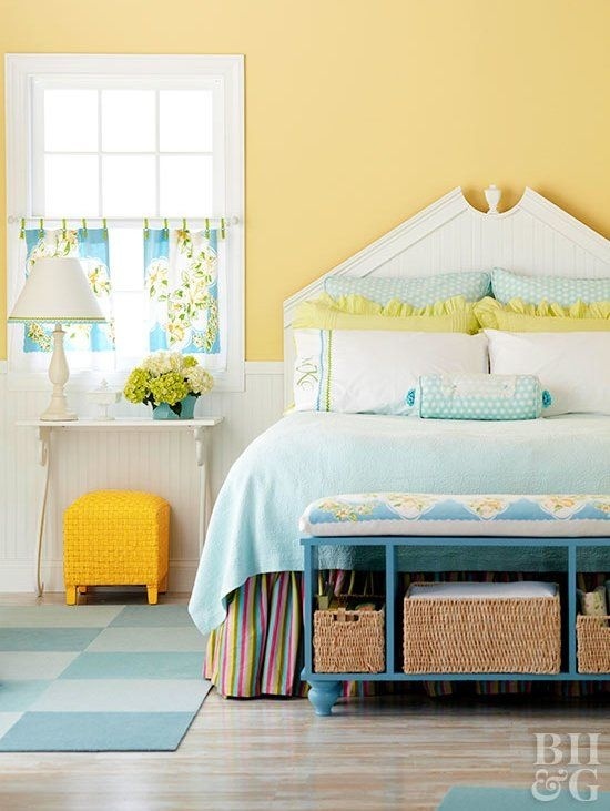Một bộ ga giường màu xanh, một chiếc ghế đẩu vàng màu nắng, một vài chiếc gối màu vàng chanh và rèm cửa họa tiết hoa là đủ cho một phòng ngủ mùa xuân