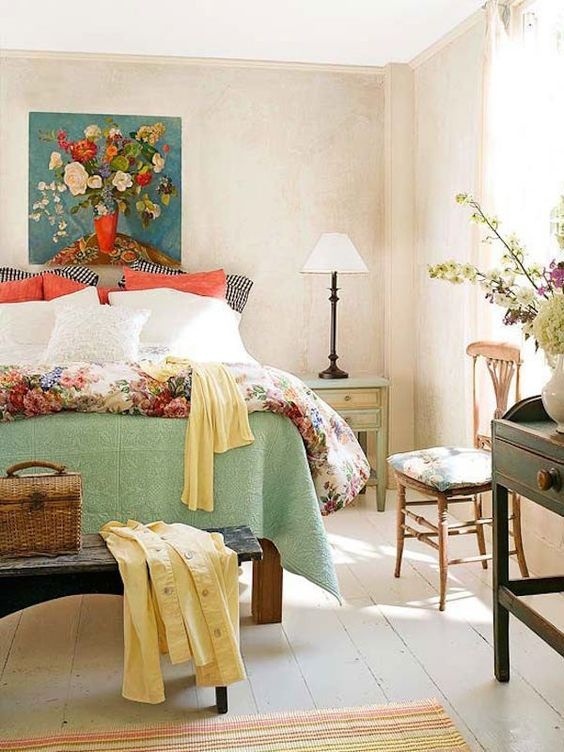 Tranh treo tường với họa tiết tươi sáng, bộ ga giường tràn ngập sắc hoa đủ để mang mùa xuân vào phòng ngủ nhà bạn
