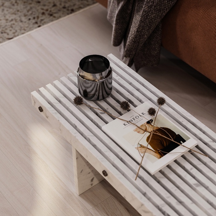 Ghế sofa nhung, bàn cà phê bằng đá cẩm thạch là những món nội thất tinh tế và đắt giá được sử dụng trong căn hộ này