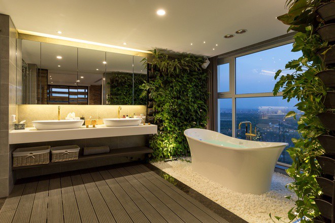 Phòng tắm mang lại cảm giác thư giãn nhờ view thành phố trên cao và cách trang trí nội thất.