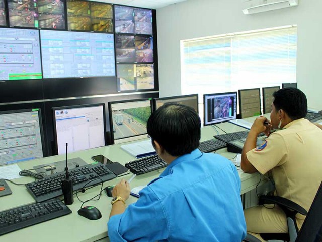Trung tâm giám sát và điều khiển giao thông thông minh (đặt tại Trung tâm quản lý đường hầm sông Sài Gòn, TP.HCM) với hơn 760 camera được xem như “mắt