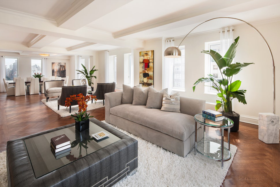 Các gia đình thường lựa chọn làm sàn gỗ cho những căn phòng khách có sắc trắng kem để tạo cảm giác ấm cúng hơn