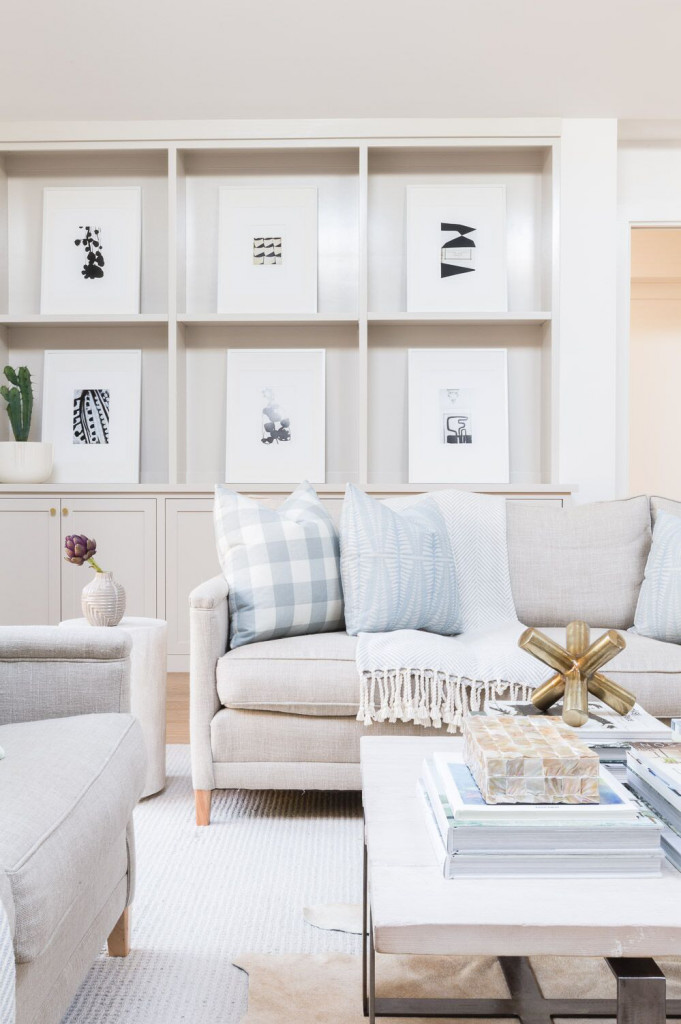Những căn phòng khách được trang trí với màu trắng kem thường mang vẻ đẹp thanh lịch