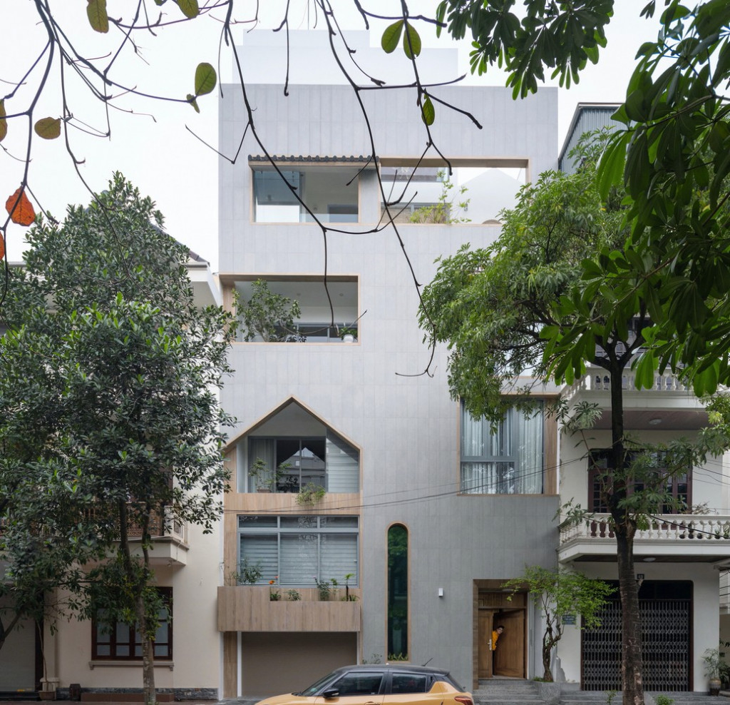 Ngôi nhà được xây dựng trên khu đất rộng 9m, sâu 11m gần ngã tư của con phố lớn tại thành phố Nam Định