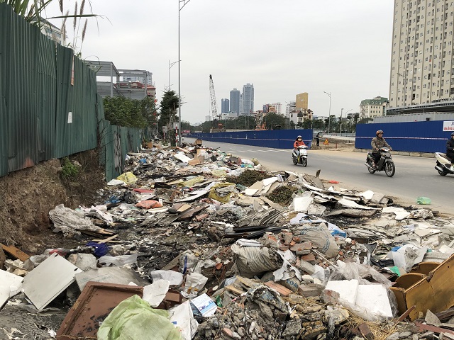 Rác thải tồn đọng trên đường Nguyễn Văn Huyên kéo dài