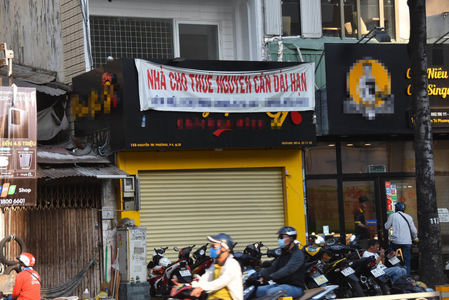 Một cửa hàng trên đường Nguyễn Tri Phương (quận 10, TP HCM) treo bảng cho thuê nhiều ngày qua nhưng rất ít người hỏi. Ảnh: TẤN THẠNH