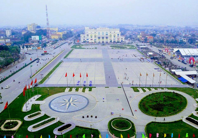Quảng trường TP Việt Trì (ảnh viettri.gov.vn)