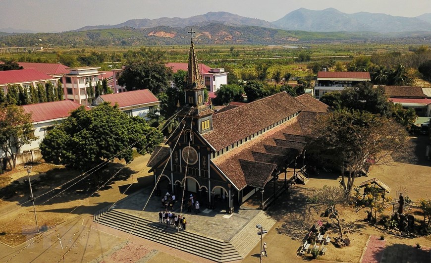 hà thờ chánh tòa Kon Tum (hay còn gọi là nhà thờ gỗ), nằm trên đường Nguyễn Huệ, thành phố Kon Tum, tỉnh Kon Tum, do các linh mục người Pháp khởi dựng năm 1913 được hoàn thành năm 1918.