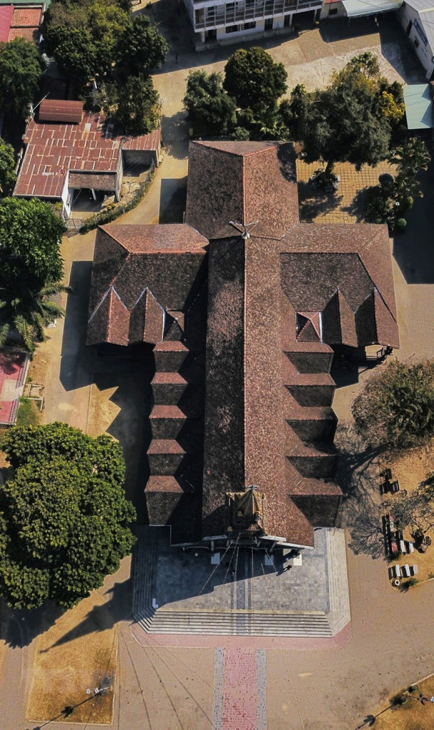 Thiết kế nhà thờ gỗ Kon Tum nhìn từ trên cao. 