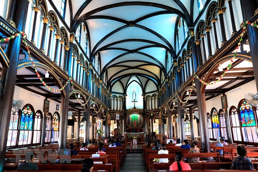 Vẻ độc đáo của nhà thờ được xây dựng bằng chất liệu gỗ toát lên vẻ trang nghiêm của nơi thờ phụng mà vẫn rất gần gũi với cuộc sống của người dân.