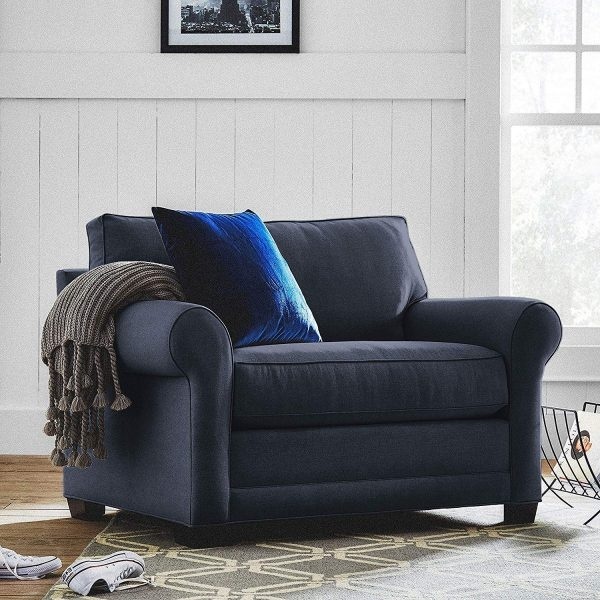 Mẫu ghế sofa cổ điển màu xanh hải quân này là lựa chọn phổ biến của các gia chủ trong không gian hiện đại.