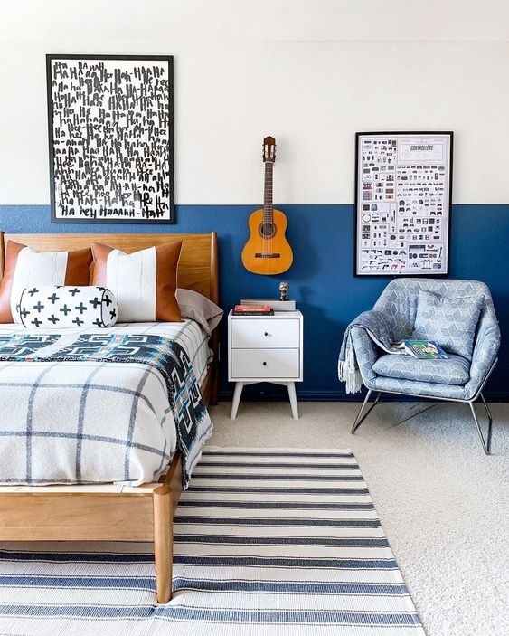Phòng ngủ nhỏ này là sự kết hợp của màu trắng kem và màu xanh việt quất