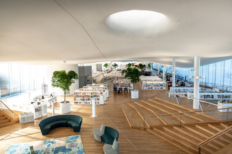 Được thiết kế bởi công ty kiến trúc nổi tiếng ALA, tổng giá trị xây dựng thư viện Oodi lên tới 98 triệu Euro (gần 116 triệu USD).