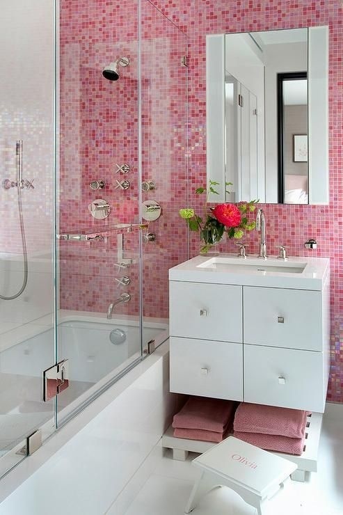 Kết hợp màu trắng và màu hồng trong không gian phòng tắm nhỏ mang lại hiệu quả ngoài sức tưởng tượng