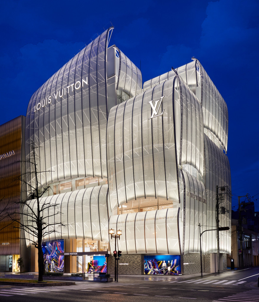 Công ty kiến trúc Nhật Bản Jun Aoki & Associates và studio kiến trúc New York Peter Marino hợp tác thiết kế cửa hàng.   Mặt tiền của nó thiết kế dựa trên những cánh buồm mờ ảo của các tàu chở hàng Higaki-kaisen truyền thống, liên quan đến lịch sử thành phố như là một cảng quan trọng.
