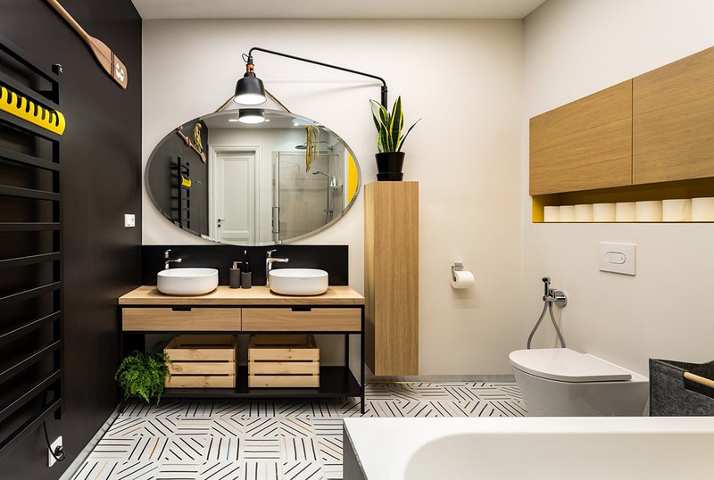 Phòng tắm hiện đại được bao quanh bởi các tông màu đen, trắng, vàng và nâu gỗ