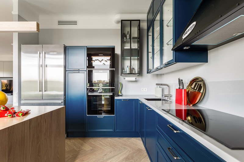 Thay vì để nguyên tông màu gỗ, tủ bếp được sơn màu xanh dương mang đến sự khác biệt