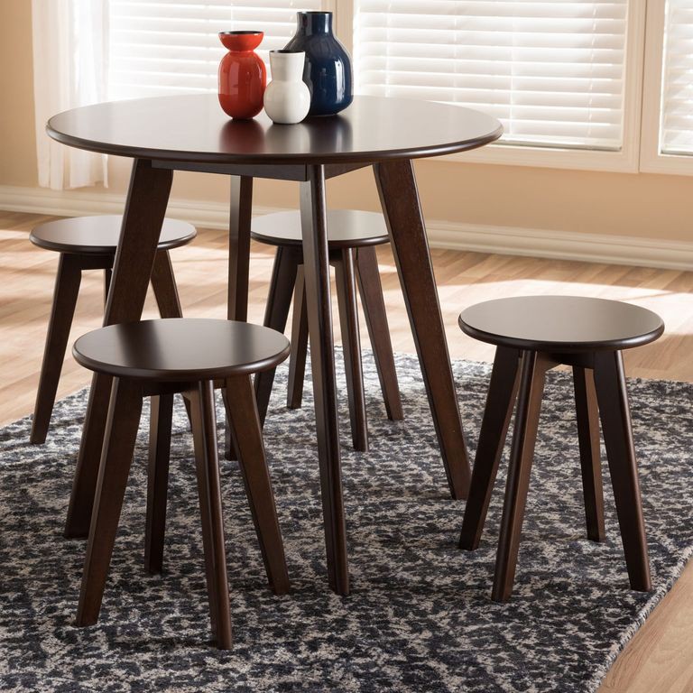 Một lựa chọn khác có nhiều chỗ hơn với kiểu bàn tròn bốn ghế, kiểu bàn này chiếm ít không gian hơn so với một bộ phòng ăn thông thường.