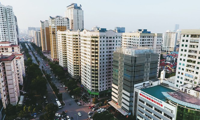 Nhà cao tầng đua nhau mọc lên dọc hai bên tuyến đường Lê Văn Lương (Hà Nội) gây quá tải hạ tầng, thường xuyên ùn tắc