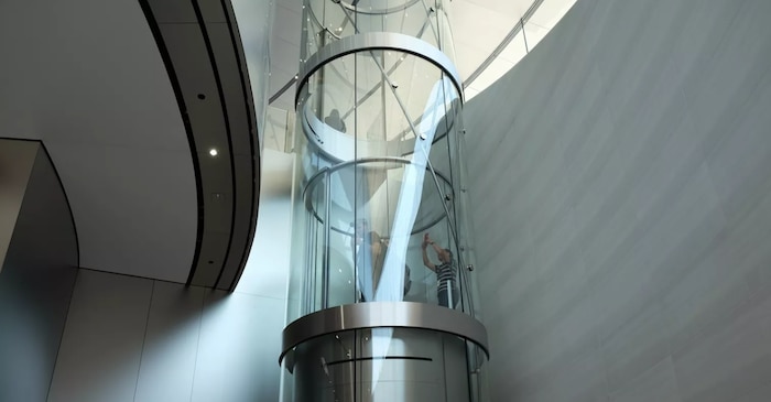 Thang máy bên trong Steve Jobs Theater sẽ từ từ quay bởi lối ra và lối vào ở tần trên và tầng dưới nằm về hai phía đối lập nhau.