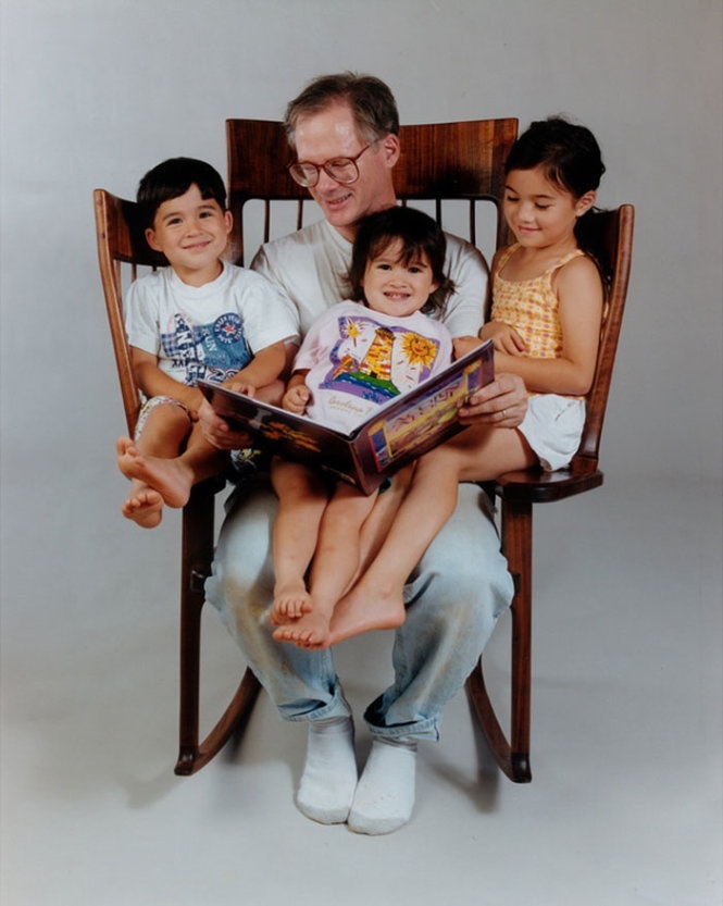 Một thợ mộc khéo tay đã tự làm chiếc ghế bập bênh với ba chỗ ngồi cho phép mấy cha con có thể cùng ngồi đọc sách: Ông bố Taylor ngồi giữa cùng cô gái út Rosa, hai đứa lớn ngồi hai bên. 