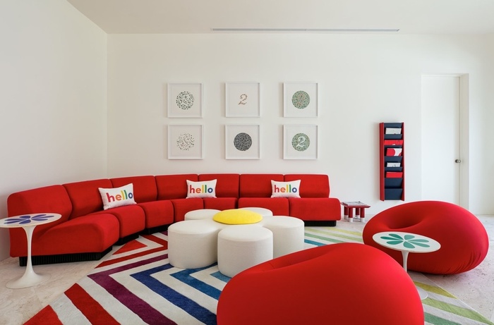 Ghế sofa đỏ là sự lựa chọn đúng đắn giữa không gian với màu trắng làm chủ đạo.