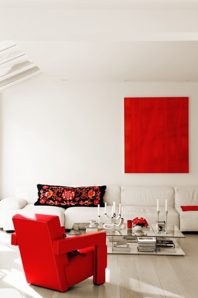 Nếu bạn đã trang trí nhà với gam màu trung tính nhưng lại mong muốn có cái gì đó sống động hơn cho không gian thì hãy sử dụng thêm một chiếc ghế màu đỏ, một bình hoa, một chiếc gối trang trí màu đỏ.